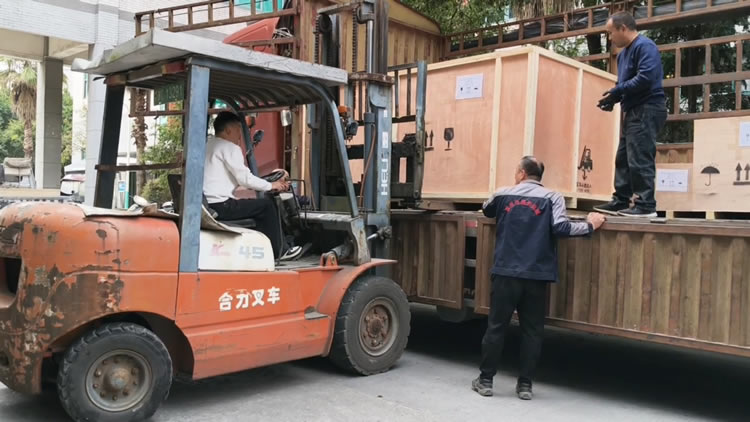 鋁箔分切機(jī)裝車發(fā)貨 鋁箔分切機(jī)裝車發(fā)貨